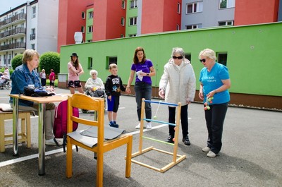 Letní piknikové zahradní setkání